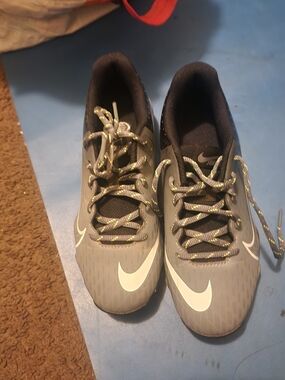 Nike Kids Gray and White Sneakers with Reflective Laces Cleets Size4.5youth